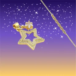 Pendentif Etoile doré ajouré, serti de zirconiums scintillants, suspendu à une chaîne dorée de 45 cm. Bijou pour femme avec plaquage or 1 micron, présenté sur un fond violet étoilé.