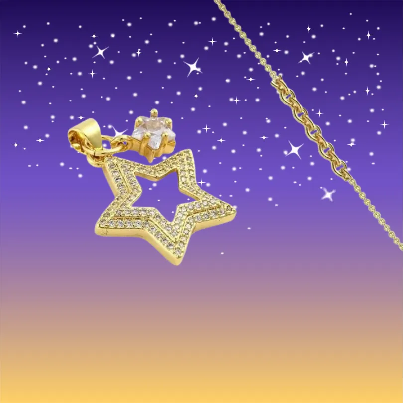 Pendentif Etoile doré ajouré, serti de zirconiums scintillants, suspendu à une chaîne dorée de 45 cm. Bijou pour femme avec plaquage or 1 micron, présenté sur un fond violet étoilé.